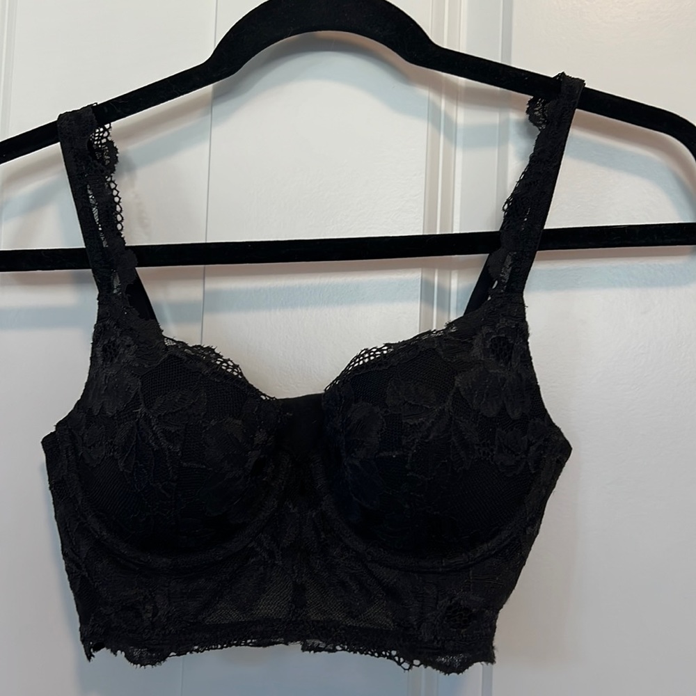 Victorias Secret Body By Victoria. black lace bra. 32C. Good condition. As is.